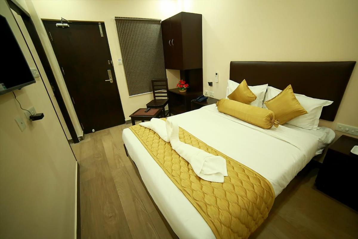 Sapphire Inn Pondicherry Bagian luar foto
