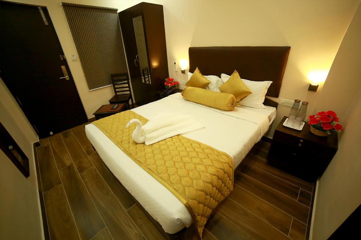 Sapphire Inn Pondicherry Bagian luar foto