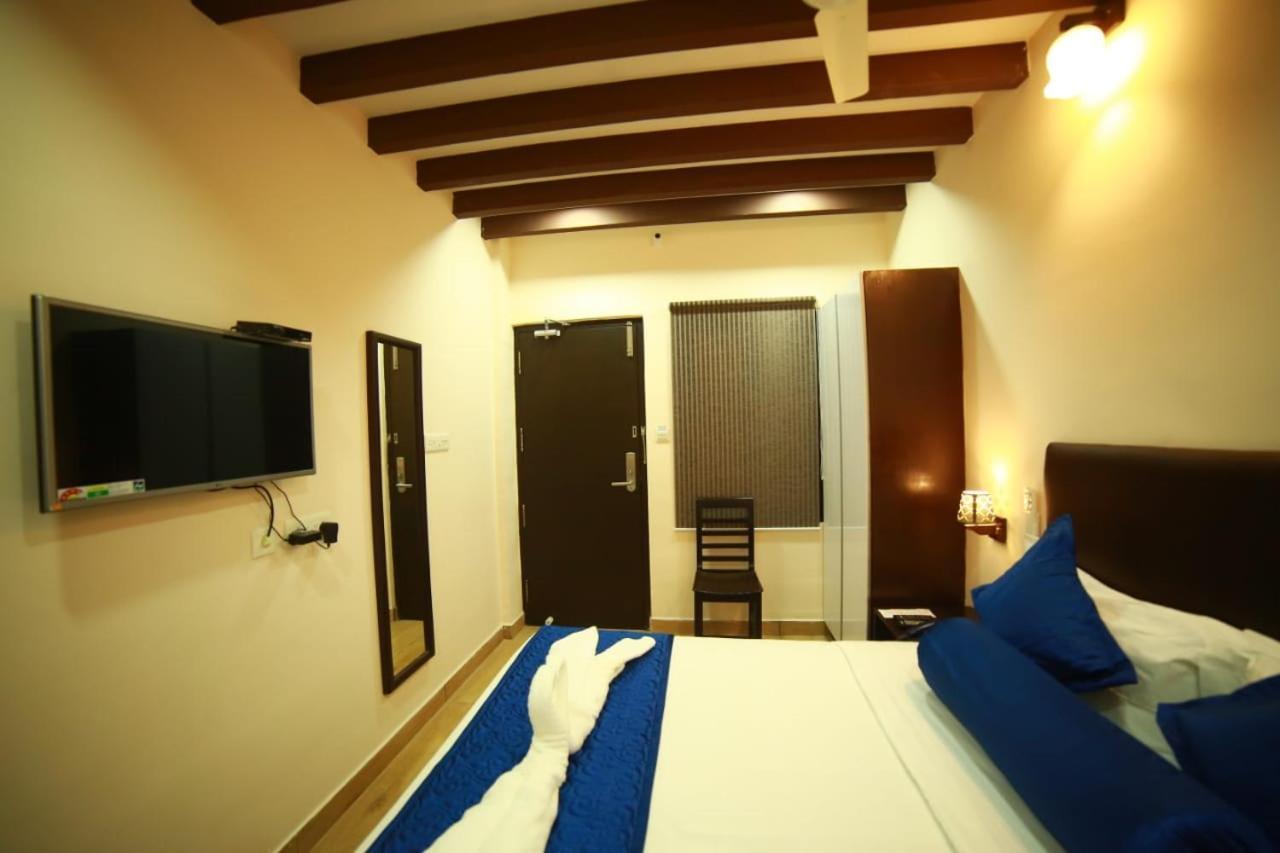 Sapphire Inn Pondicherry Bagian luar foto