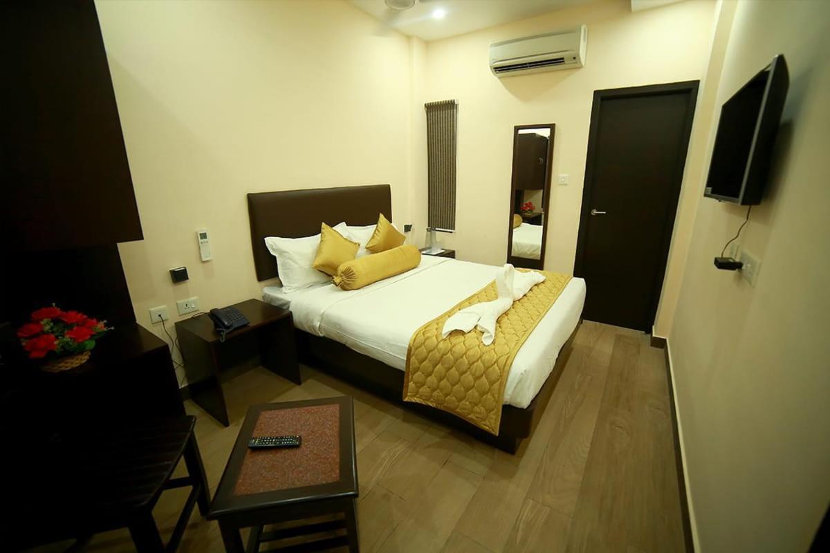 Sapphire Inn Pondicherry Bagian luar foto