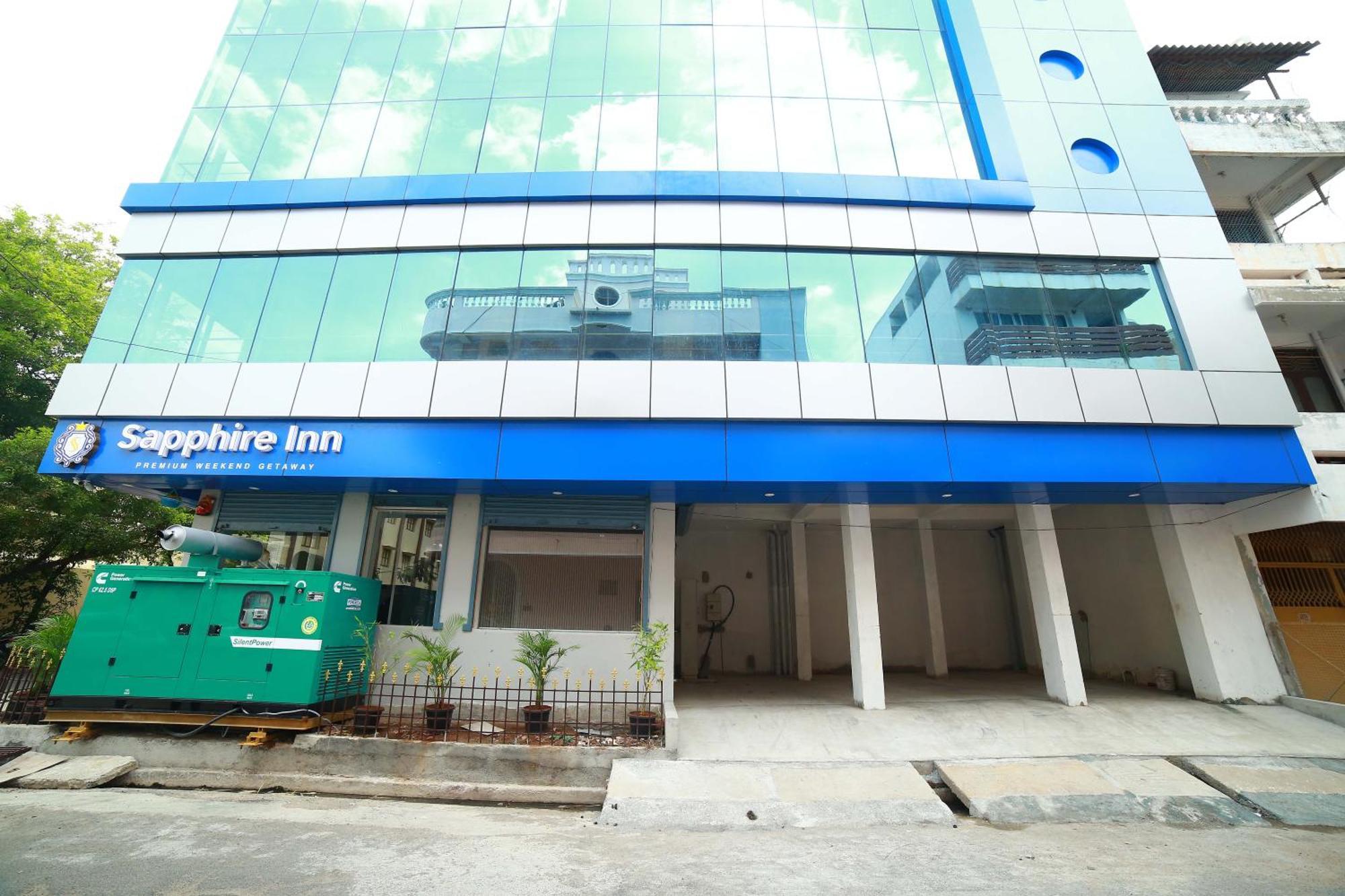 Sapphire Inn Pondicherry Bagian luar foto