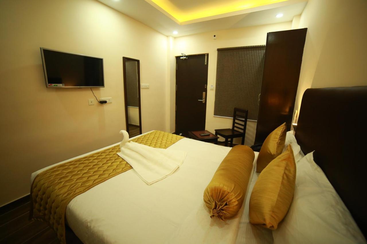 Sapphire Inn Pondicherry Bagian luar foto