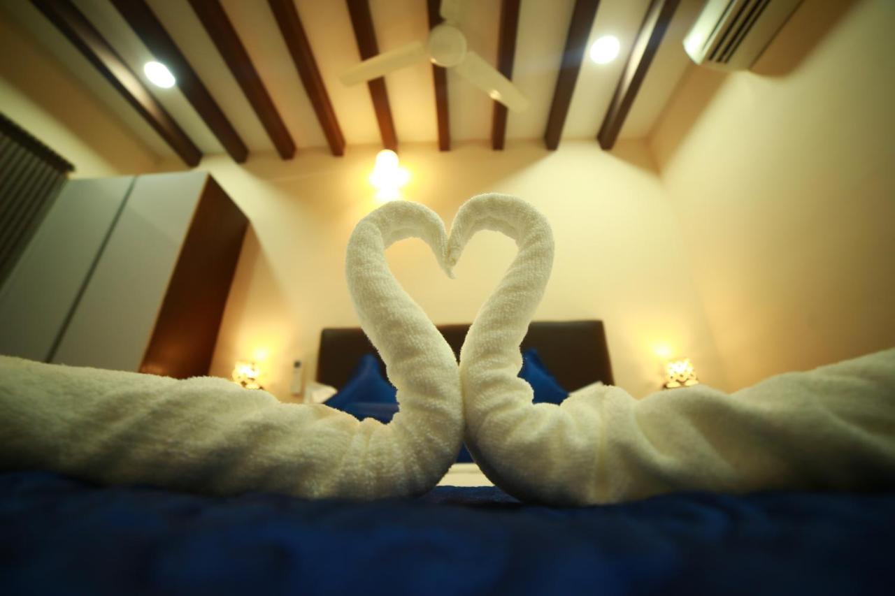 Sapphire Inn Pondicherry Bagian luar foto