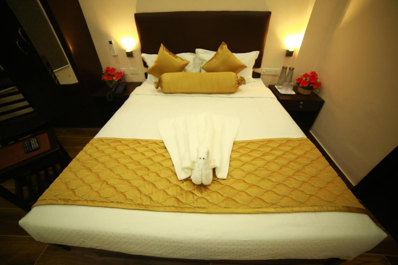 Sapphire Inn Pondicherry Bagian luar foto