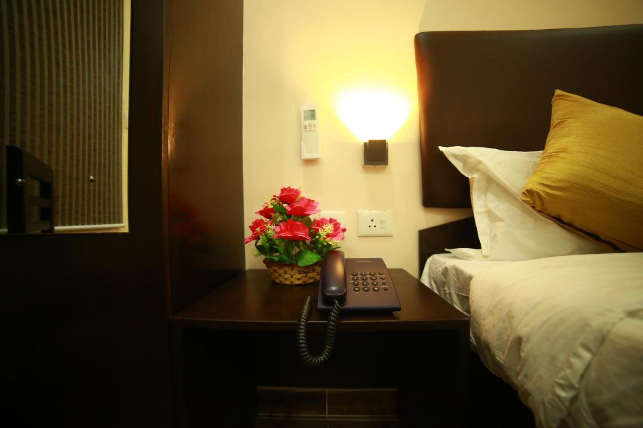 Sapphire Inn Pondicherry Bagian luar foto