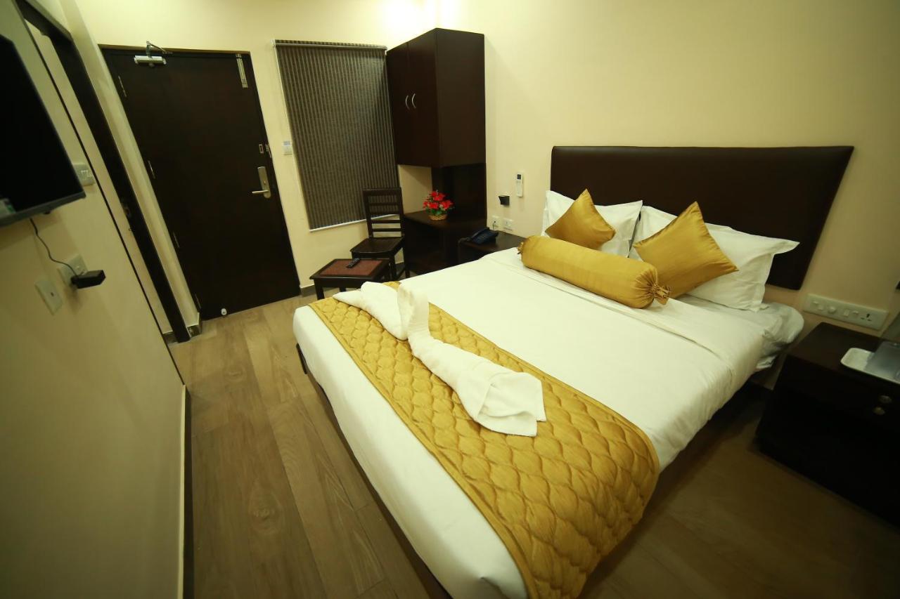 Sapphire Inn Pondicherry Bagian luar foto